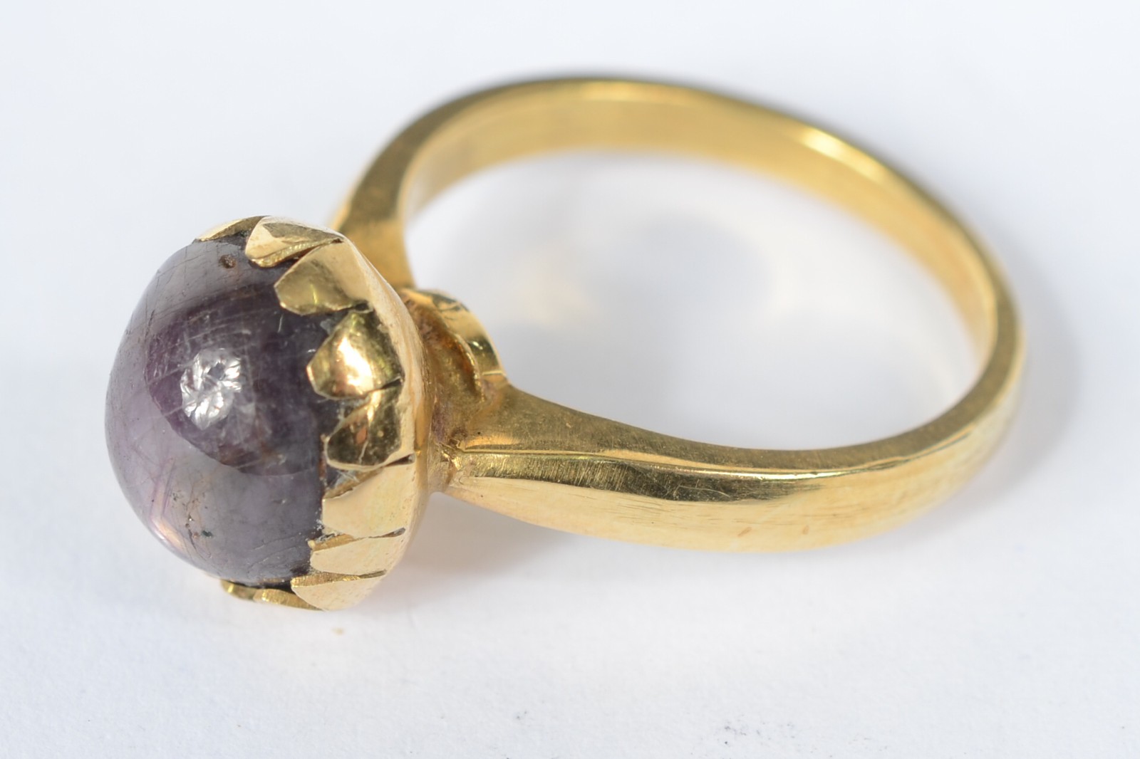 Anel de ouro 18k., com pedra lilás. Aro 18. (Por motivos de segurança... - foto 2 de 5