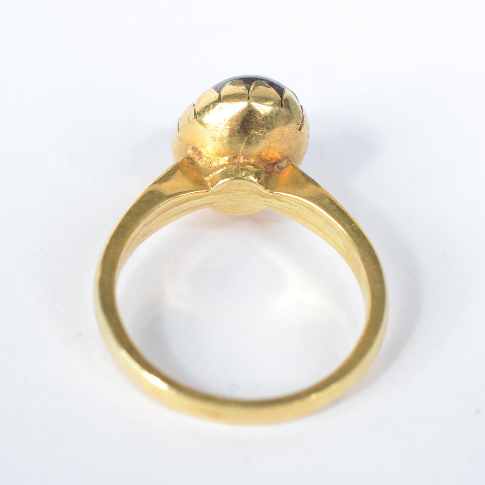 Anel de ouro 18k., com pedra lilás. Aro 18. (Por motivos de segurança... - foto 3 de 5