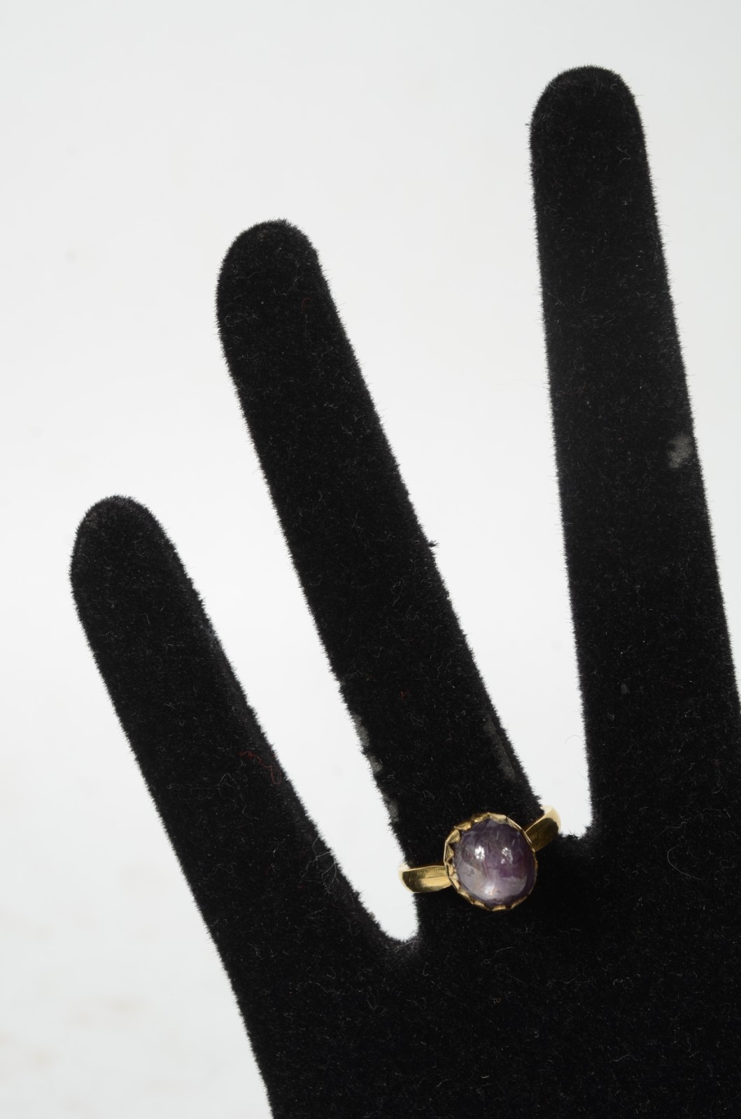 Anel de ouro 18k., com pedra lilás. Aro 18. (Por motivos de segurança... - foto 4 de 5