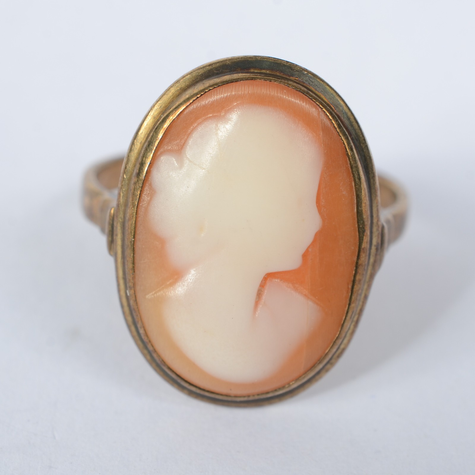 Anel de ouro baixo com pedra coral com camafeu. Aro16. (Por motivos... - foto 1 de 6