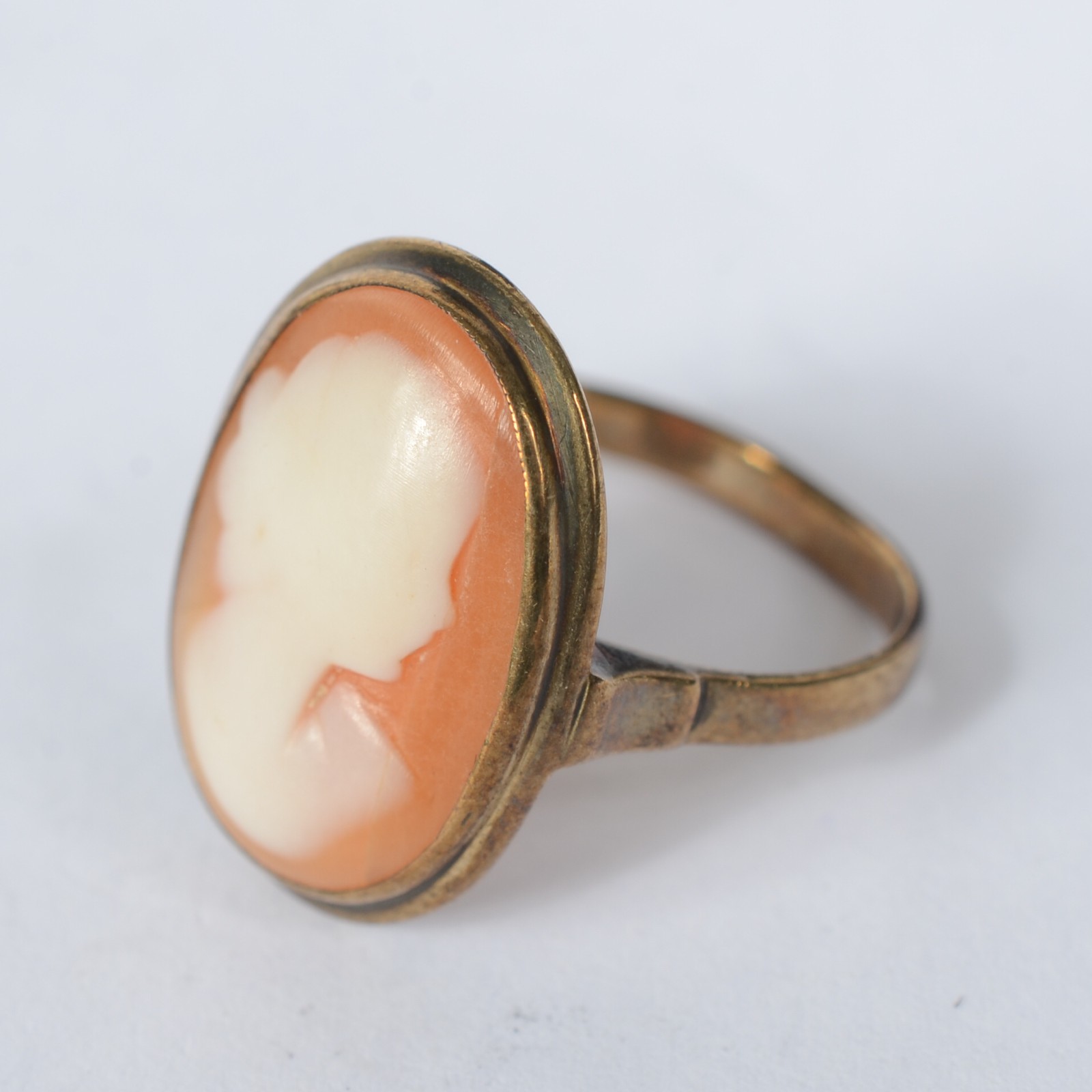 Anel de ouro baixo com pedra coral com camafeu. Aro16. (Por motivos... - foto 2 de 6