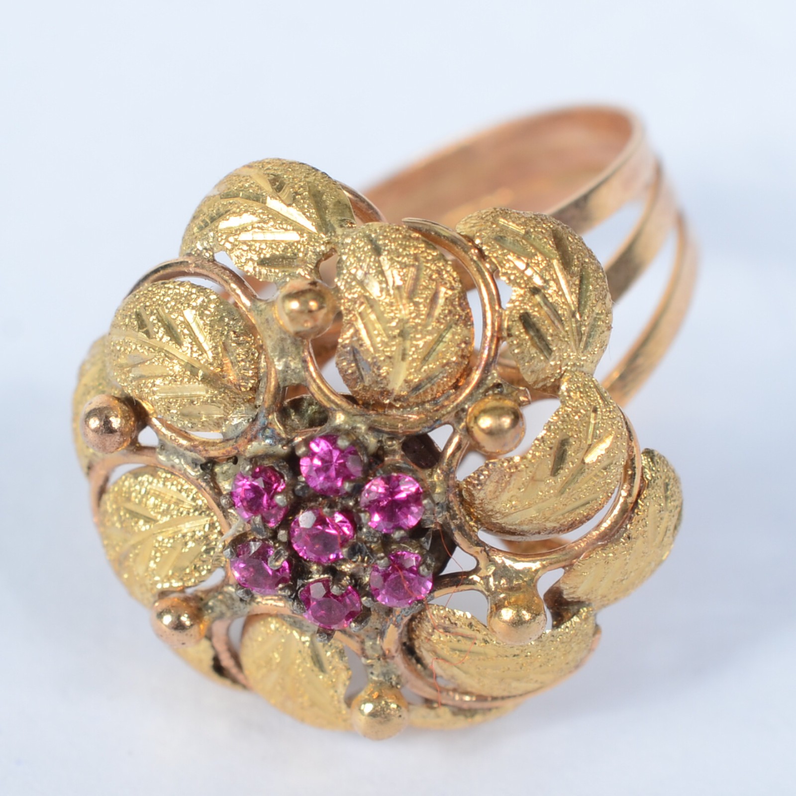 Anel de ouro 18 k., com flores e pedras vermelhas. Aro 18. (Por... - foto 1 de 5