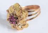 Anel de ouro 18 k., com flores e pedras vermelh... - Anel de ouro 18 k., com flores e pedras vermelhas. Aro<br>18. (Por motivos de segurança a peça não se encontra na loja).