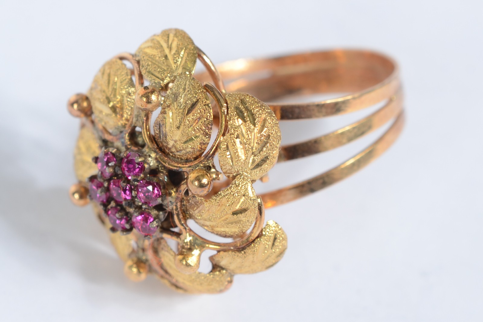 Anel de ouro 18 k., com flores e pedras vermelhas. Aro 18. (Por... - foto 2 de 5