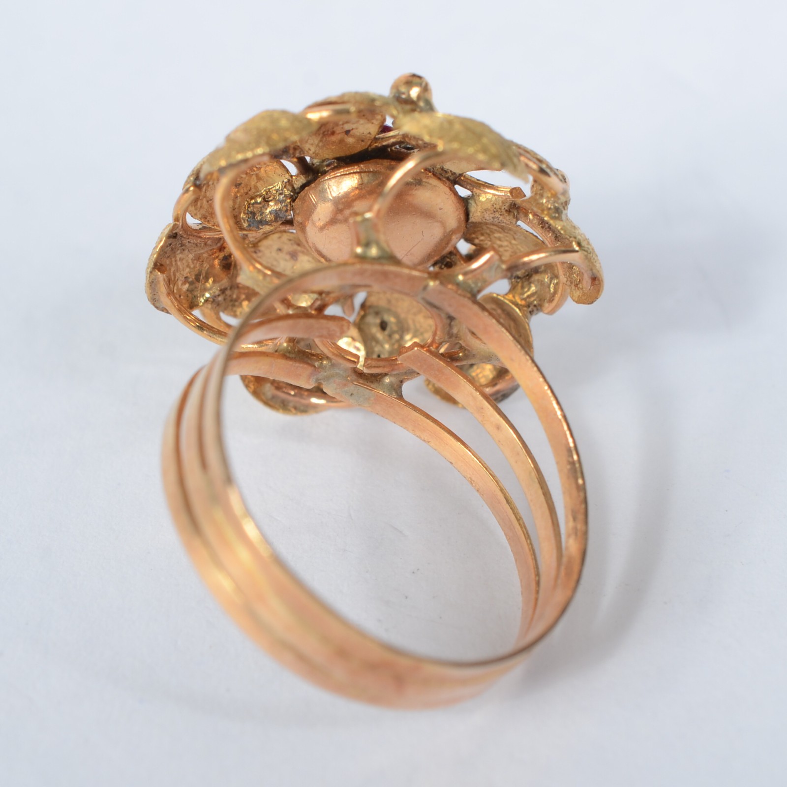 Anel de ouro 18 k., com flores e pedras vermelhas. Aro 18. (Por... - foto 3 de 5