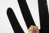 Anel de ouro 18 k., com flores e pedras vermelh... - Anel de ouro 18 k., com flores e pedras vermelhas. Aro<br>18. (Por motivos de segurança a peça não se encontra na loja).