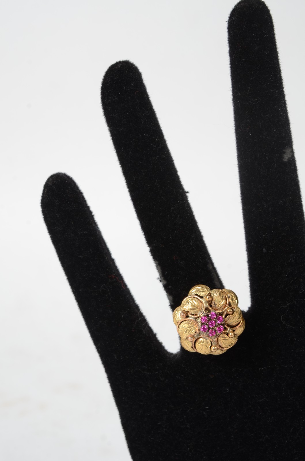 Anel de ouro 18 k., com flores e pedras vermelhas. Aro 18. (Por... - foto 4 de 5