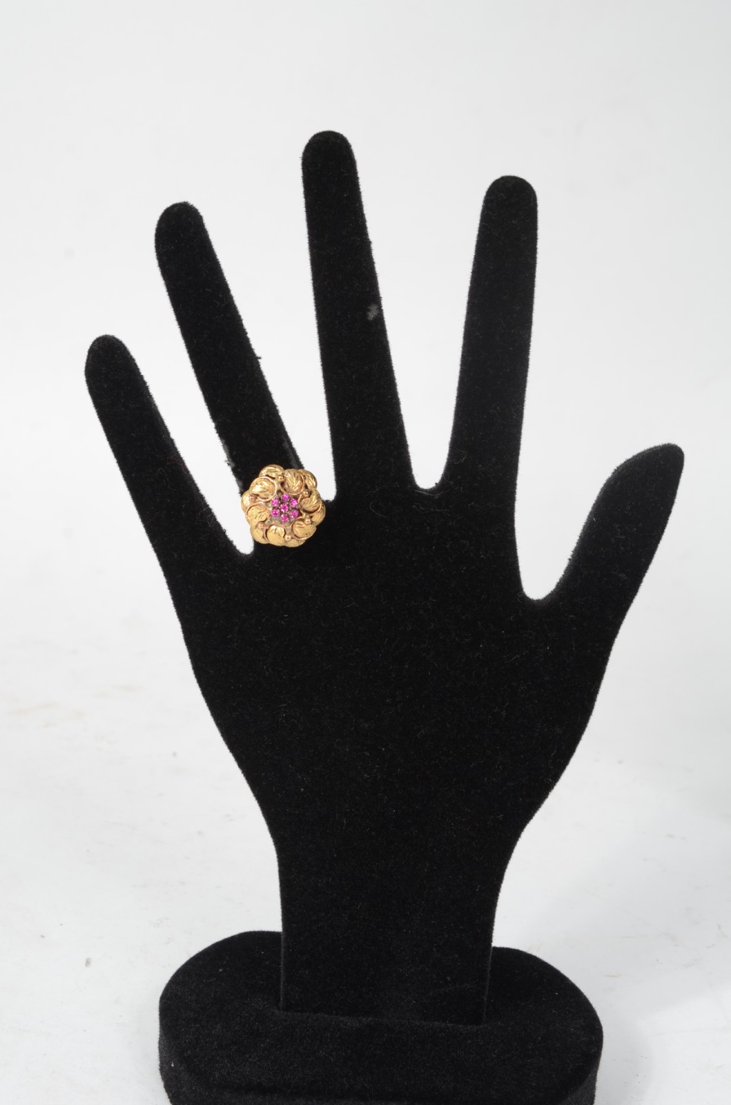 Anel de ouro 18 k., com flores e pedras vermelhas. Aro 18. (Por... - foto 5 de 5