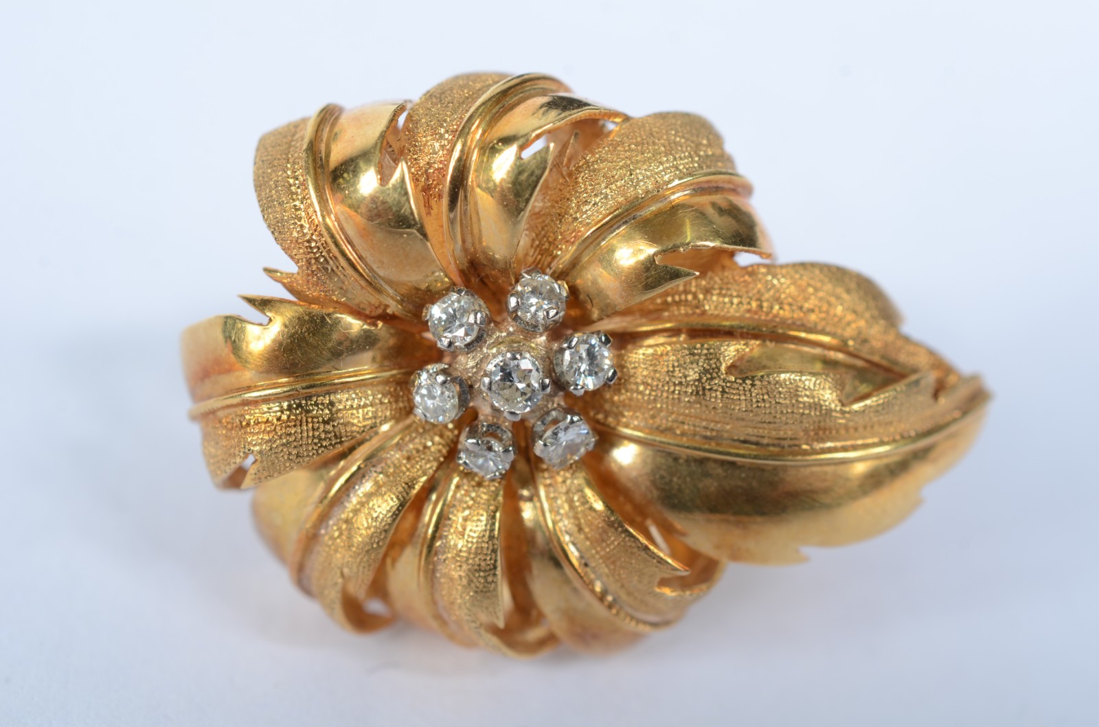 Anel de ouro 18 k., na forma de flor com brilhantes. Aro 5. (Por... - foto 1 de 4