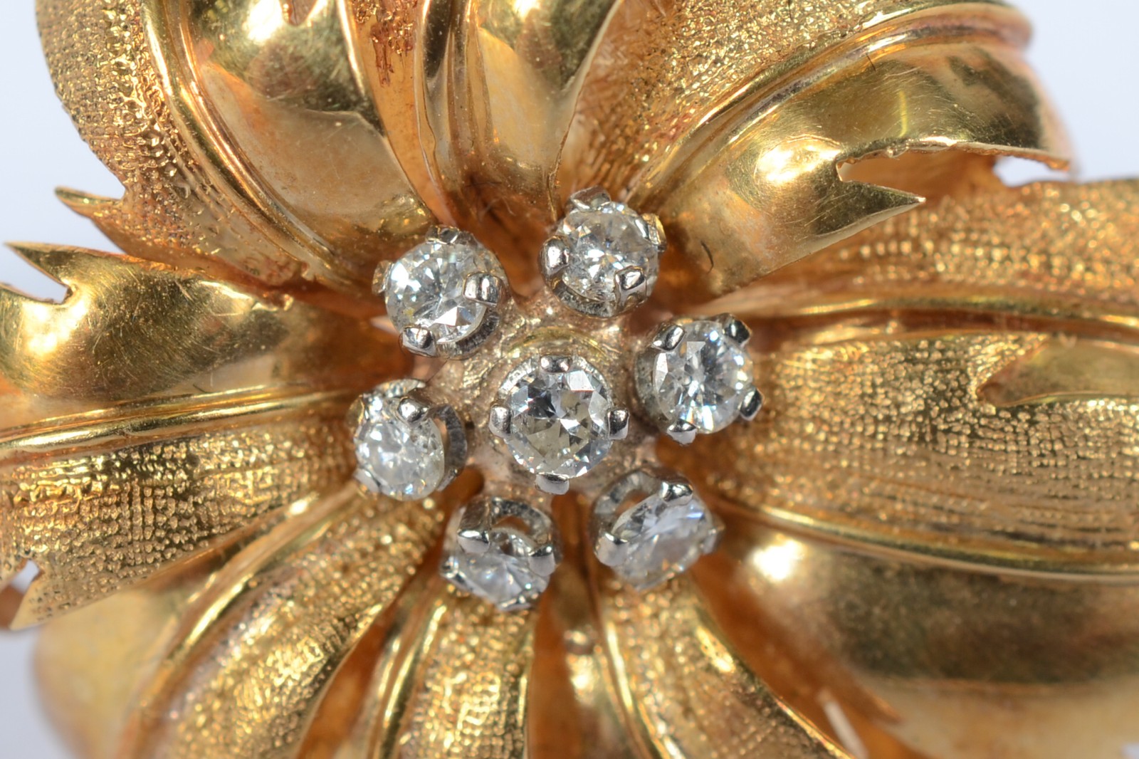 Anel de ouro 18 k., na forma de flor com brilhantes. Aro 5. (Por... - foto 2 de 4