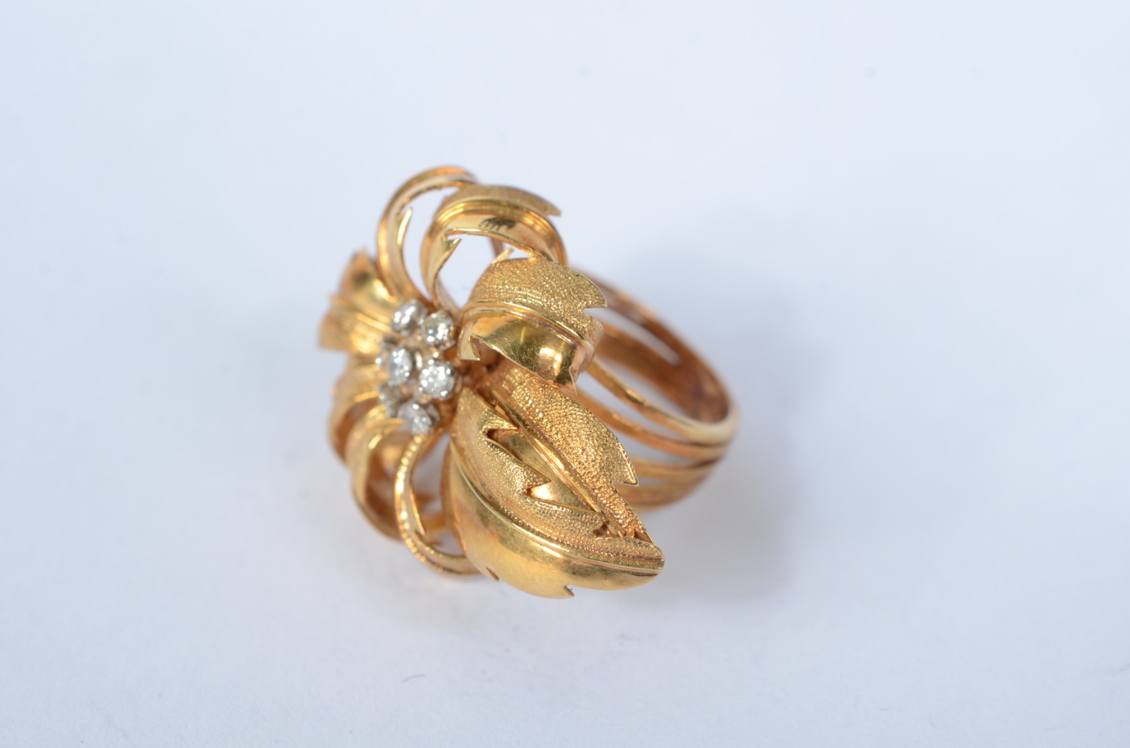 Anel de ouro 18 k., na forma de flor com brilhantes. Aro 5. (Por... - foto 3 de 4
