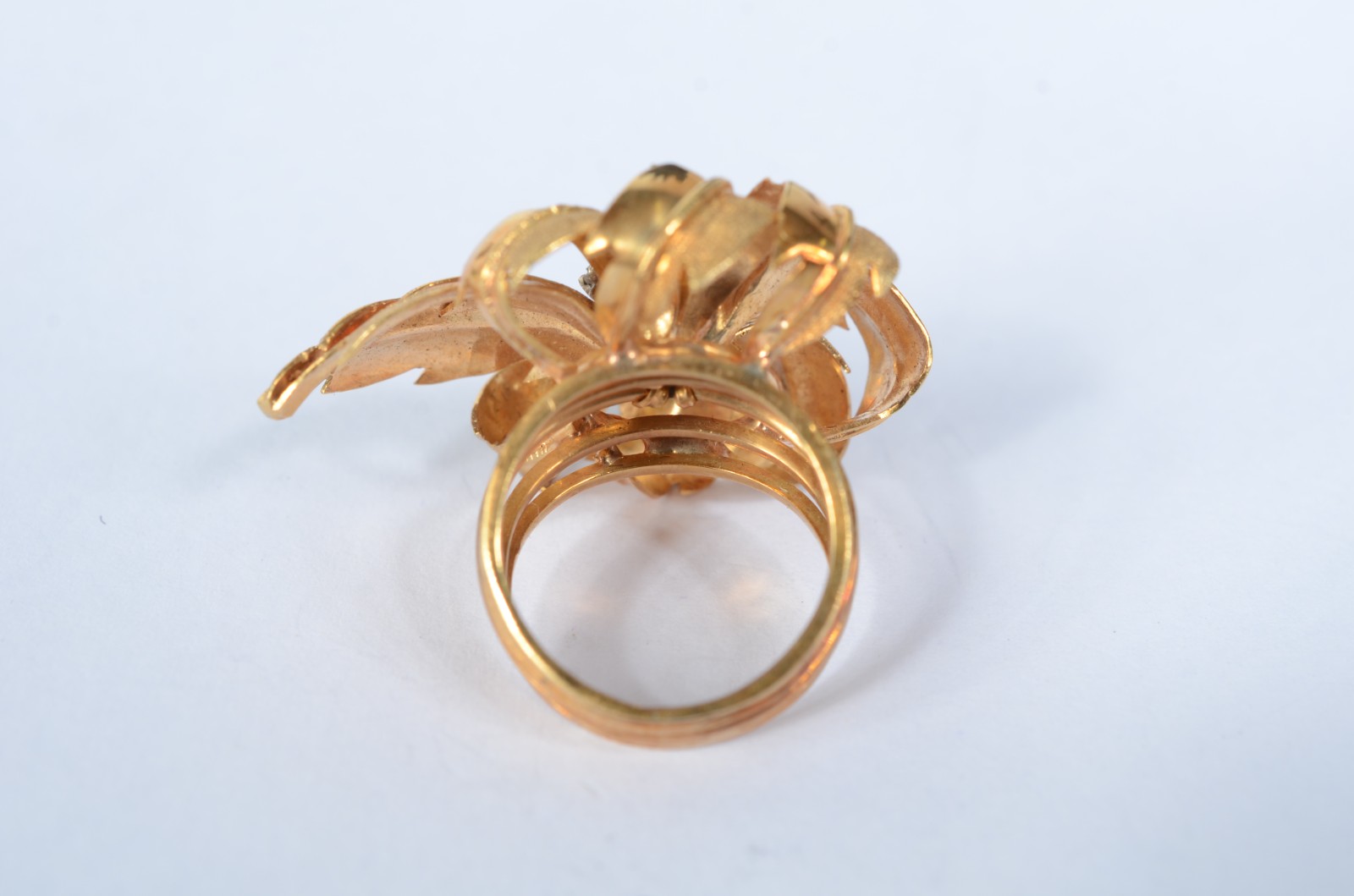 Anel de ouro 18 k., na forma de flor com brilhantes. Aro 5. (Por... - foto 4 de 4