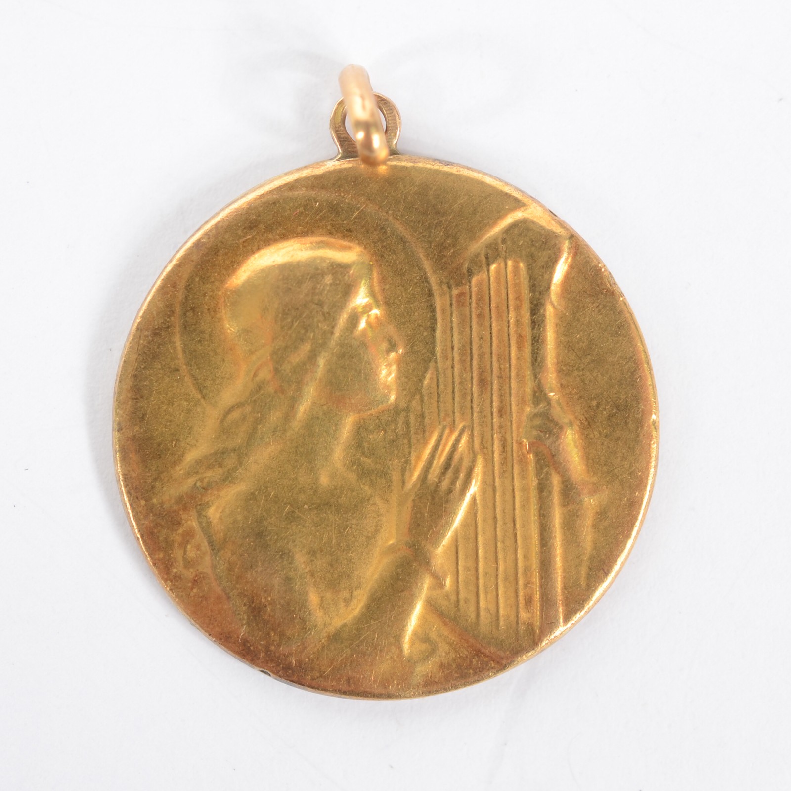Medalha de ouro 18 k., decorada com figura de menina com harpa. (Por... - foto 1 de 2