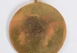 Medalha de ouro 18 k., decorada com figura de m... - Medalha de ouro 18 k., decorada com figura de menina com harpa.  (Por motivos de segurança a peça não se encontra na loja).