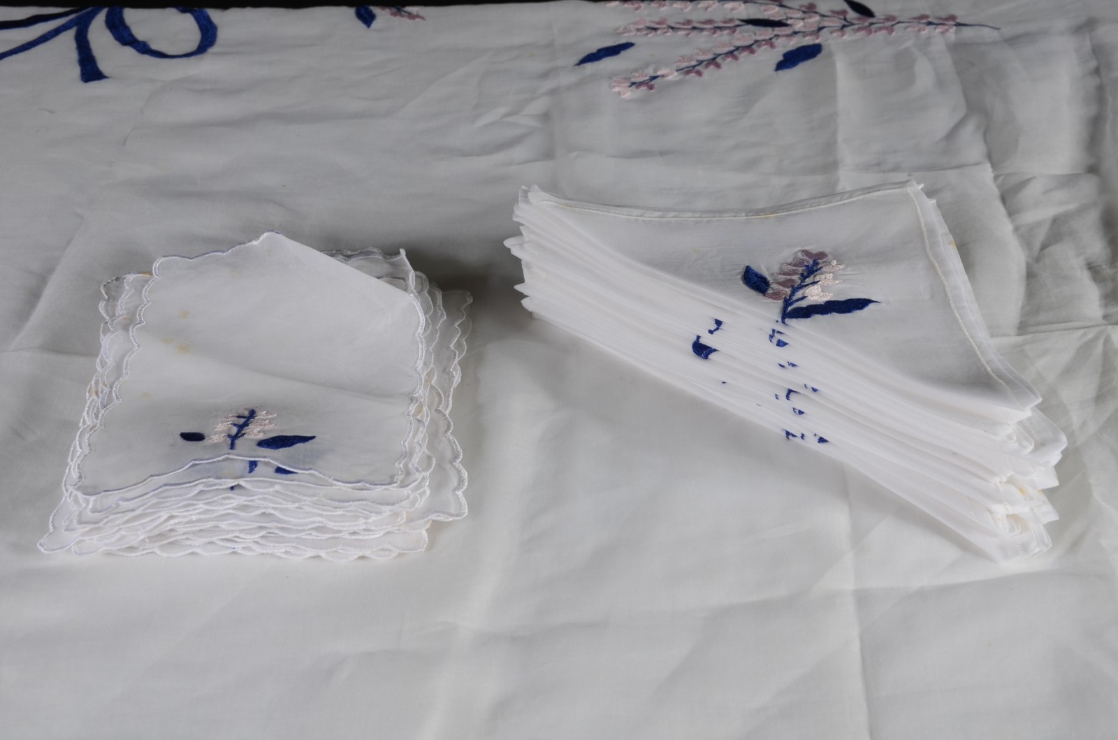 Toalha de organza com bordados coloridos. Acompanham 24 guardanapos... - foto 2 de 7