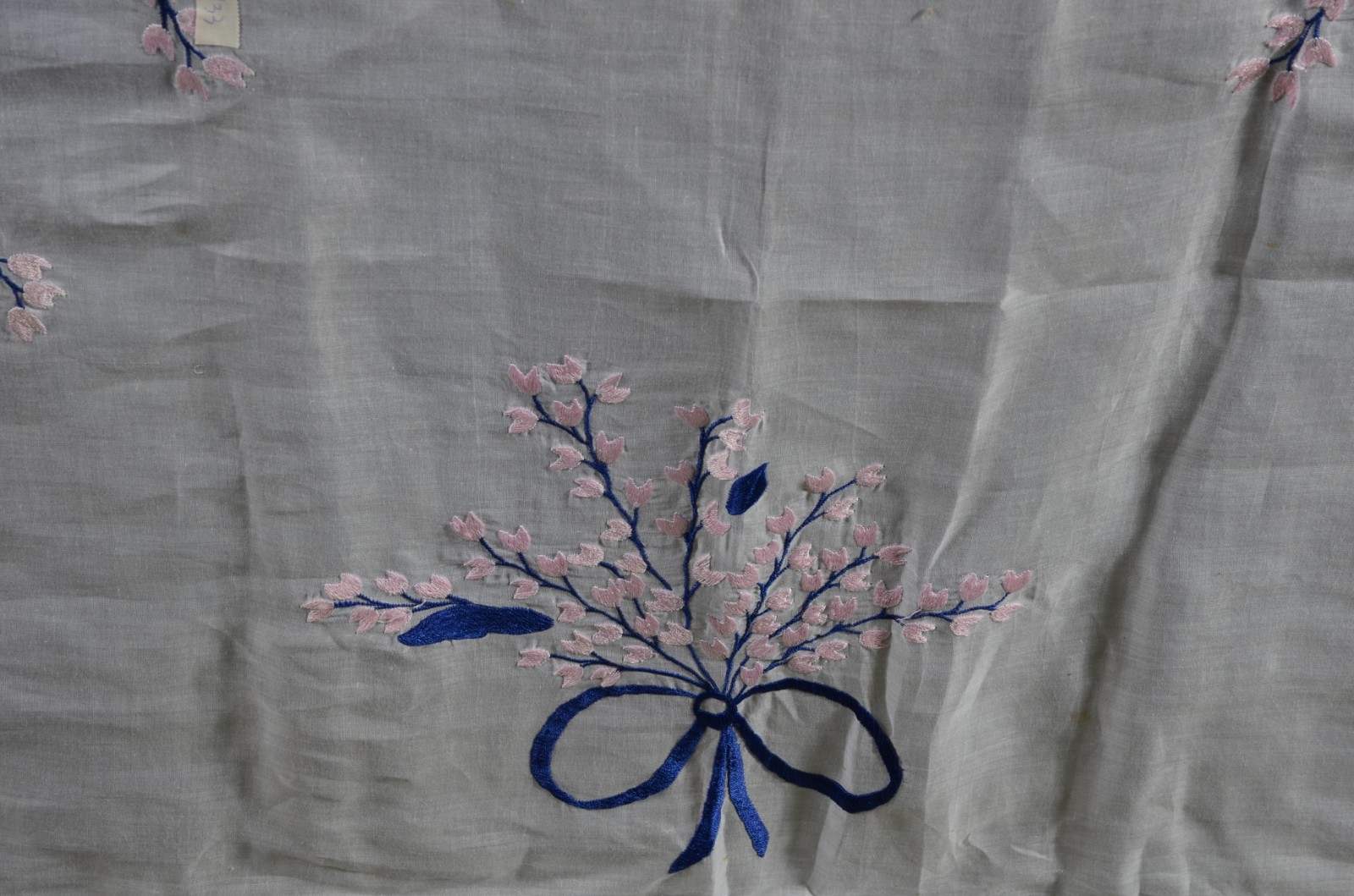 Toalha de organza com bordados coloridos. Acompanham 24 guardanapos... - foto 4 de 7