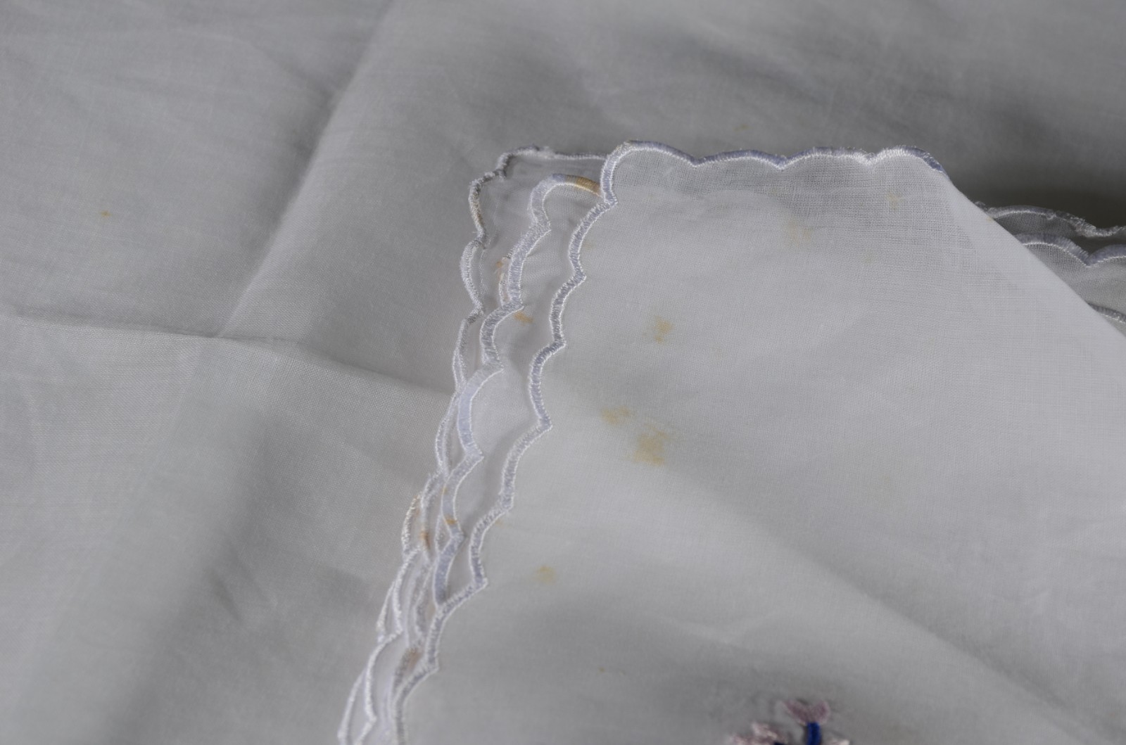 Toalha de organza com bordados coloridos. Acompanham 24 guardanapos... - foto 6 de 7
