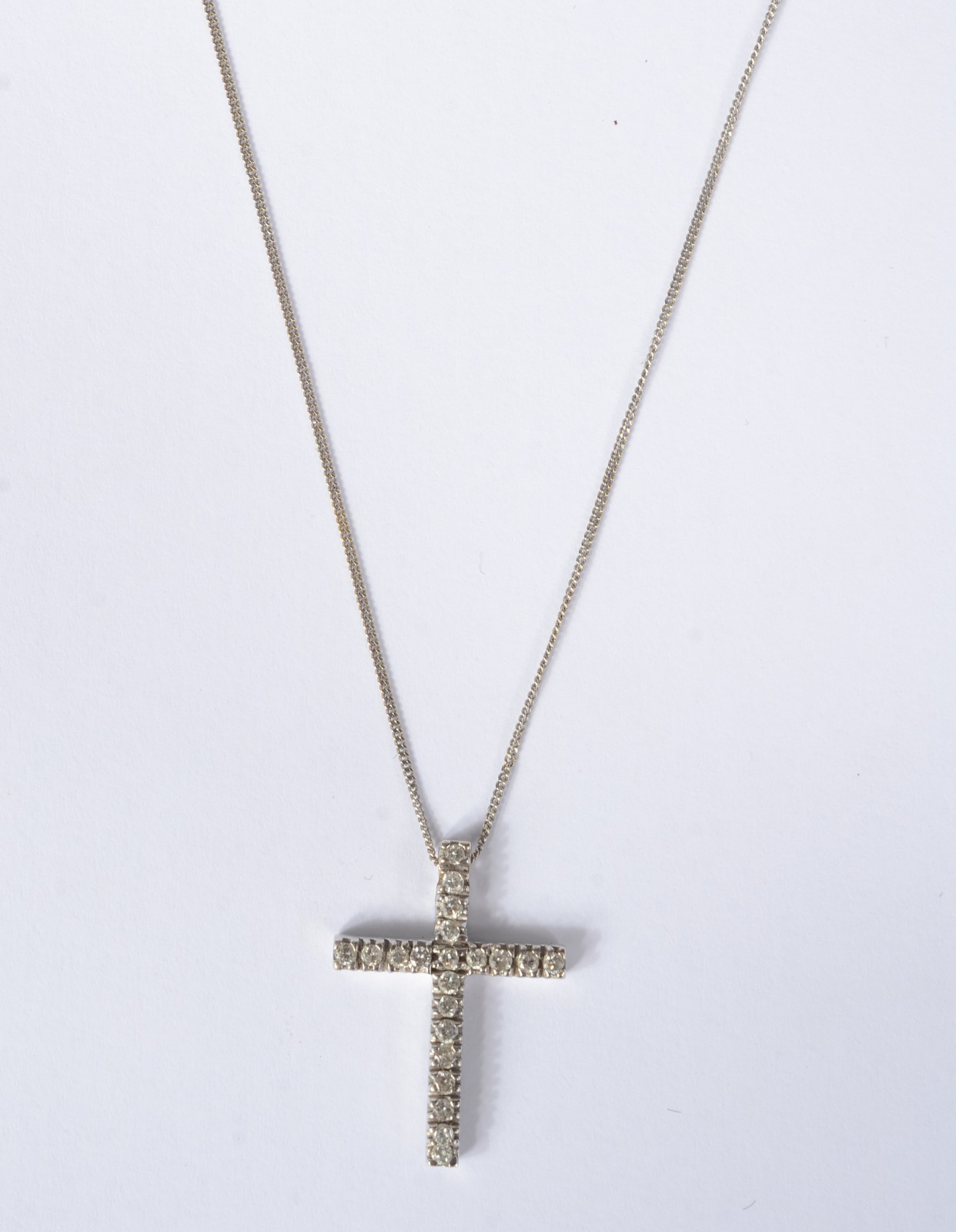 Colar com crucifixo com brilhantes de ouro branco, contraste 750 mls... - foto 1 de 6
