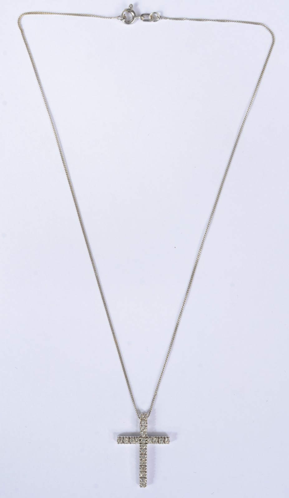 Colar com crucifixo com brilhantes de ouro branco, contraste 750 mls... - foto 2 de 6