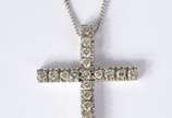 Colar com crucifixo com brilhantes de ouro bran... - Colar com crucifixo com brilhantes de ouro branco, contraste 750 mls. (Por motivos de segurança a peça não se encontra na loja).