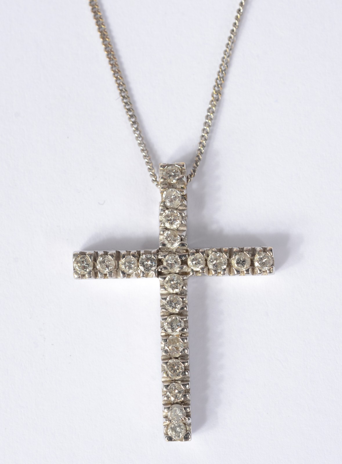 Colar com crucifixo com brilhantes de ouro branco, contraste 750 mls... - foto 3 de 6