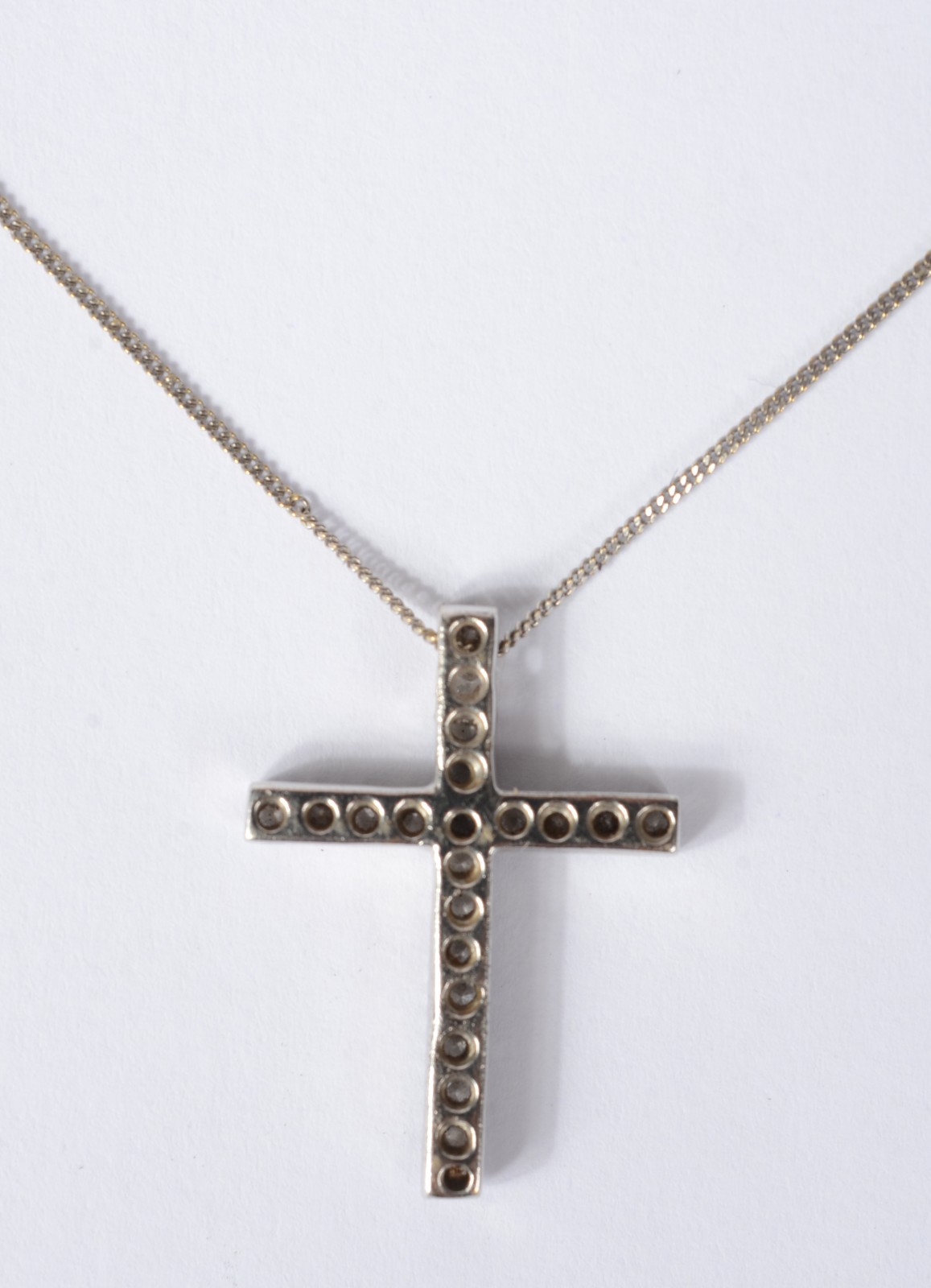Colar com crucifixo com brilhantes de ouro branco, contraste 750 mls... - foto 4 de 6