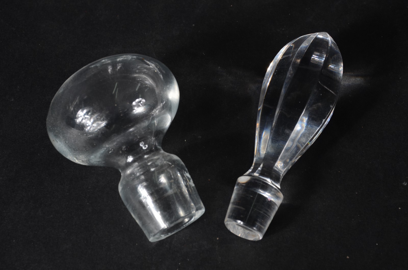 Duas garrafas de cristal europeu liso. - foto 4 de 6