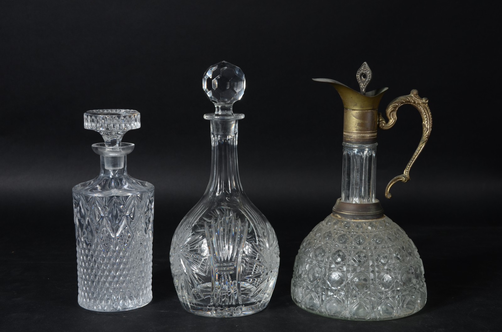 Três garrafas diversas de cristal/vidro, sendo uma delas com detalhes... - foto 1 de 6