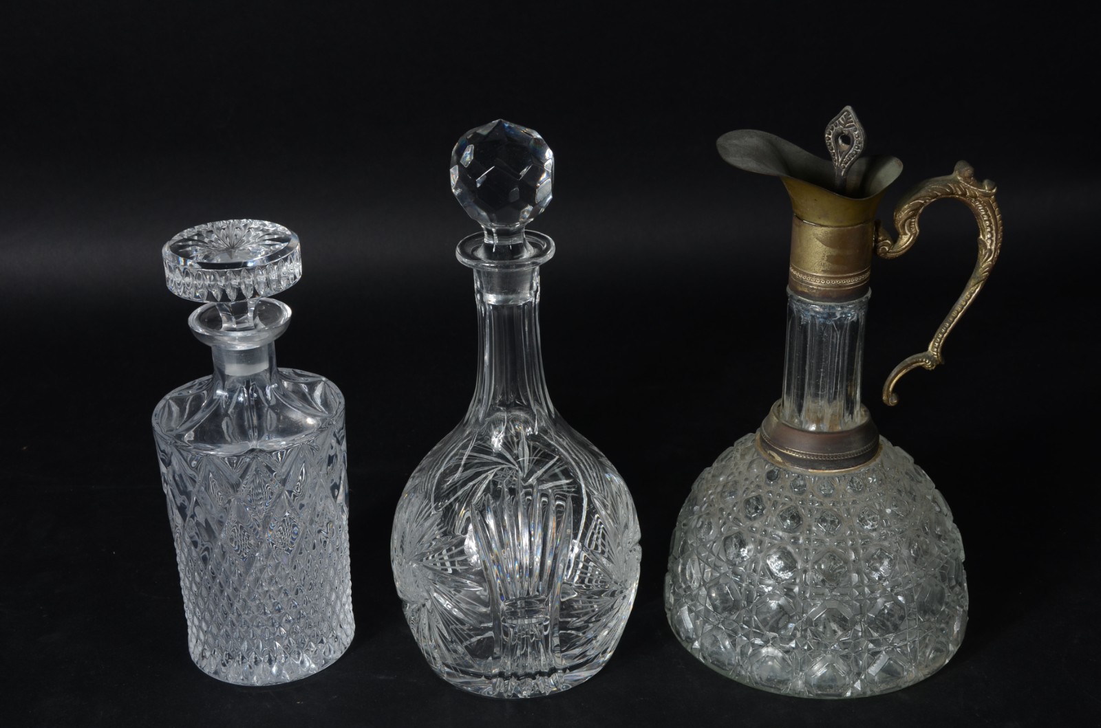 Três garrafas diversas de cristal/vidro, sendo uma delas com detalhes... - foto 2 de 6