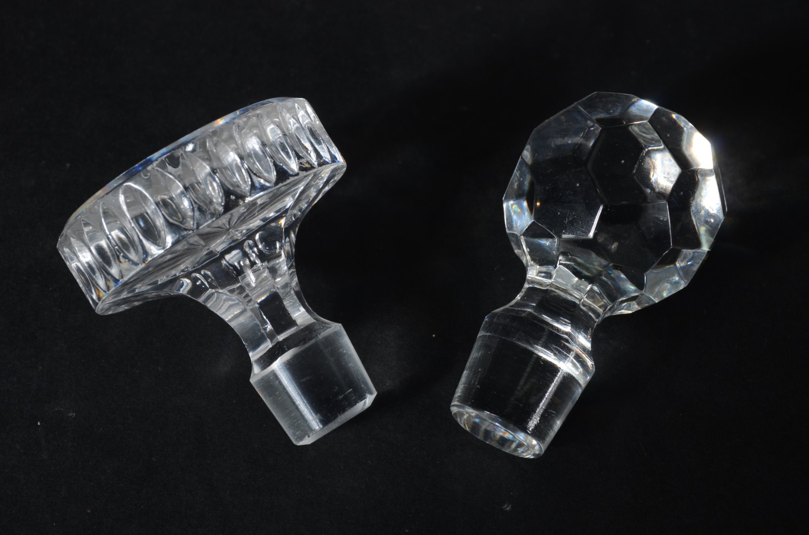Três garrafas diversas de cristal/vidro, sendo uma delas com detalhes... - foto 3 de 6