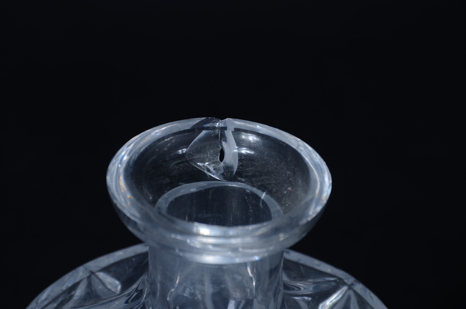 Três garrafas diversas de cristal/vidro, sendo uma delas com detalhes... - foto 4 de 6