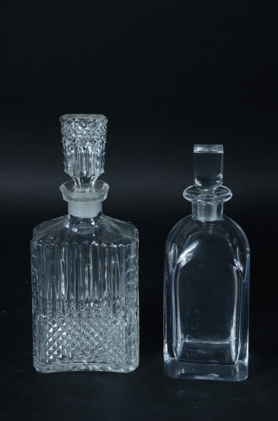Duas garrafas de cristal, sendo uma Orrefors (lascados na lateral). - foto 2 de 7