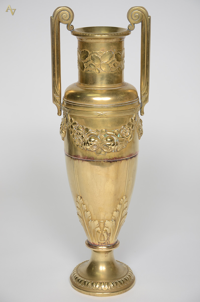 Ânfora de metal dourado. Altura 49 cm (com pequenos amassados). - foto 1 de 2