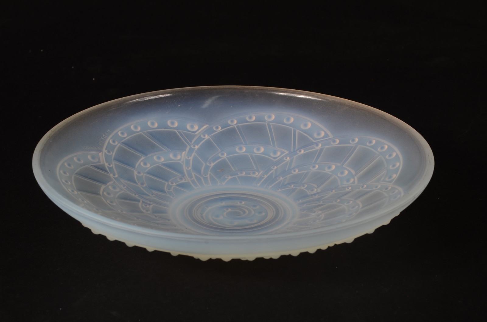 Prato Art Deco de vidro opalescente francês trabalhado com arcos e... - foto 2 de 5