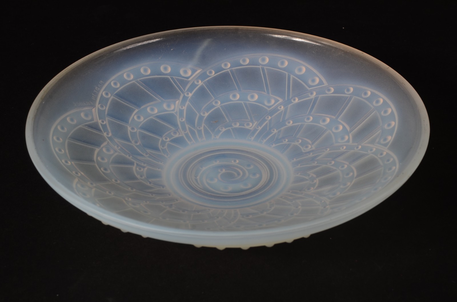 Prato Art Deco de vidro opalescente francês trabalhado com arcos e... - foto 1 de 5