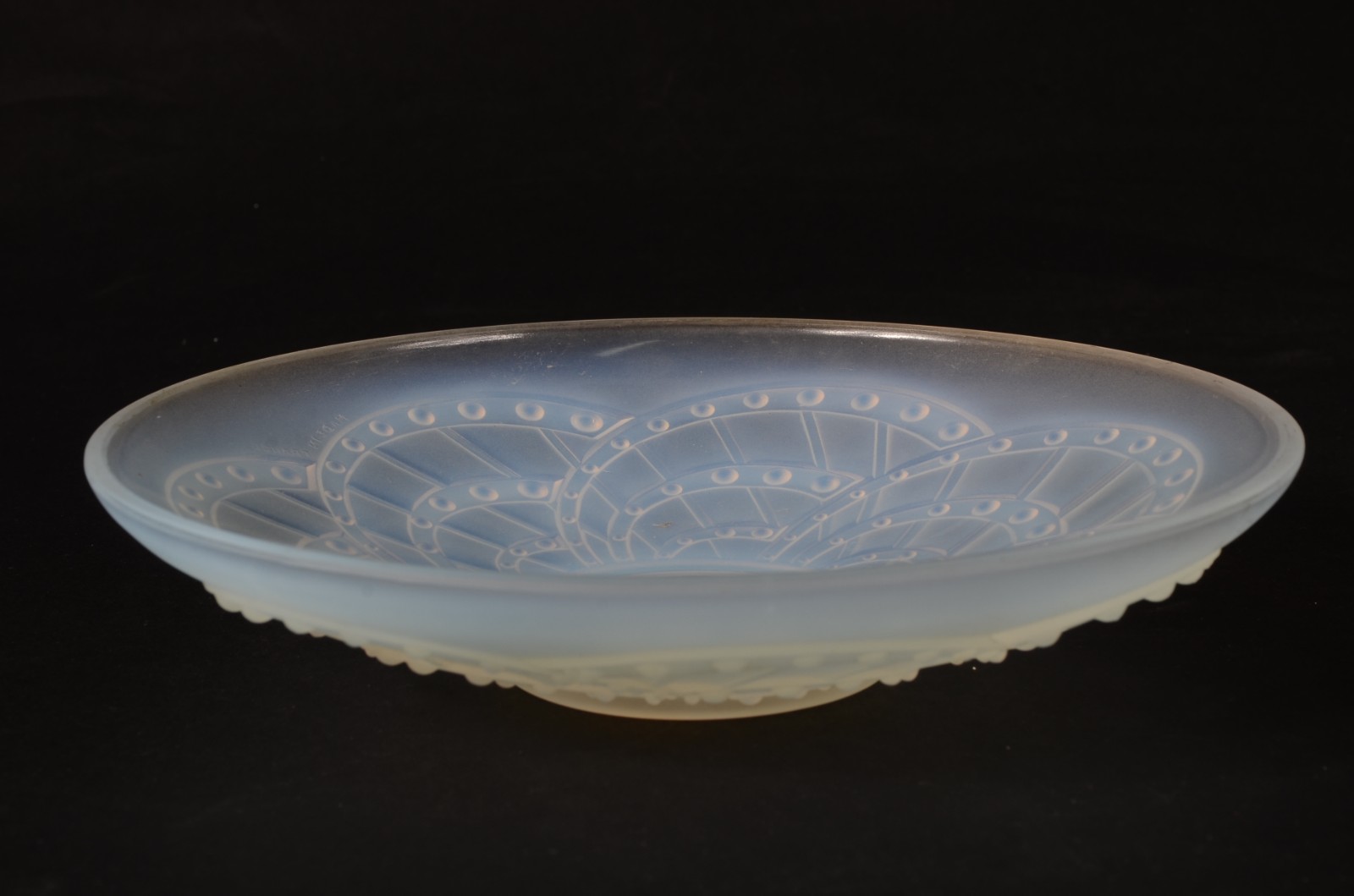 Prato Art Deco de vidro opalescente francês trabalhado com arcos e... - foto 4 de 5