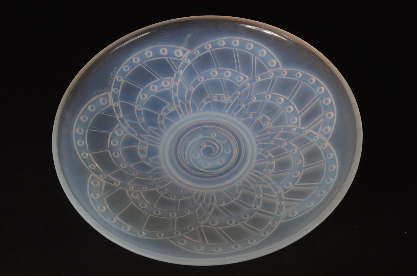 Prato Art Deco de vidro opalescente francês trabalhado com arcos e... - foto 3 de 5