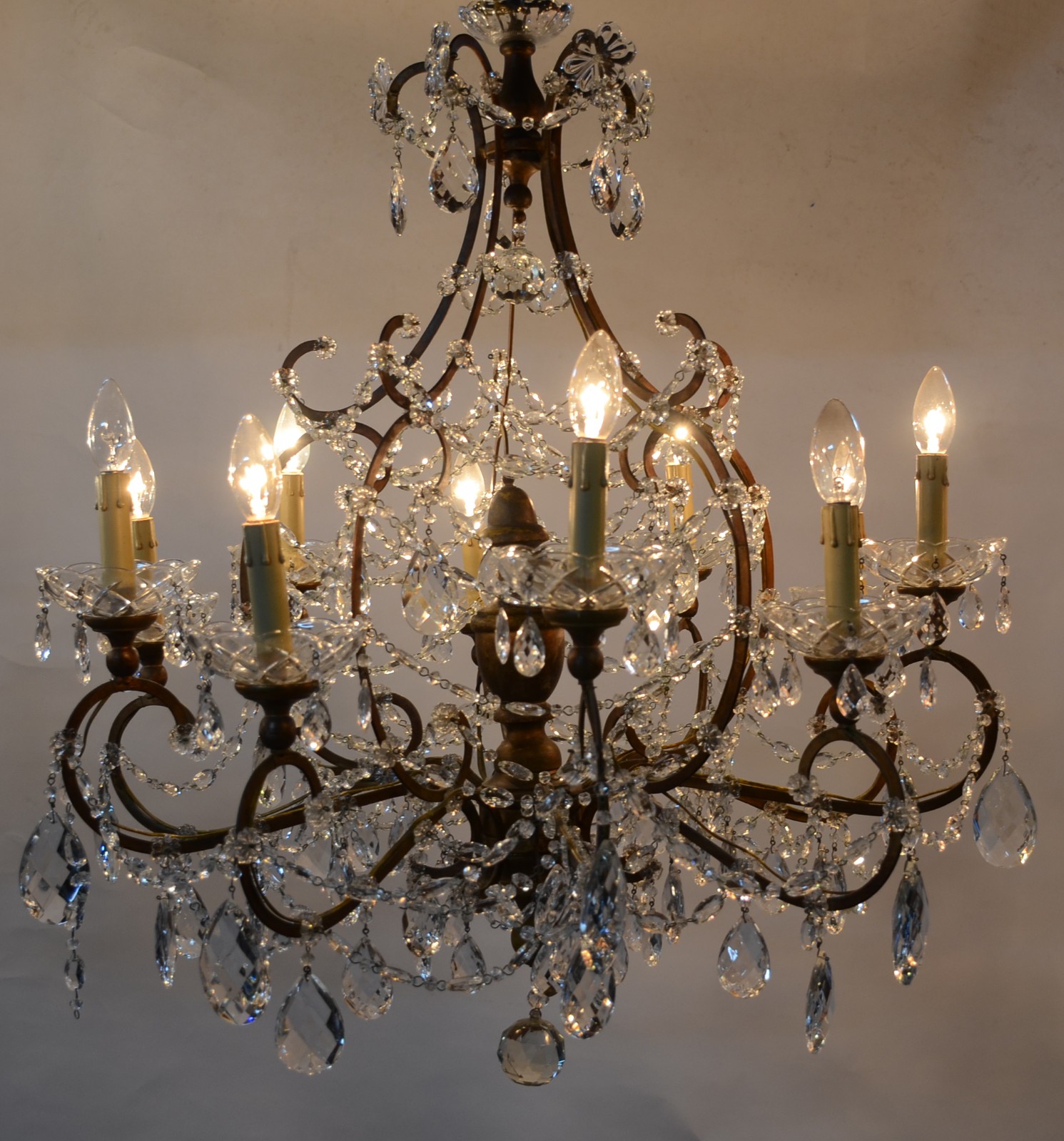 Lustre de cristal para 10 luzes com estrutura de metal dourado... - foto 2 de 6