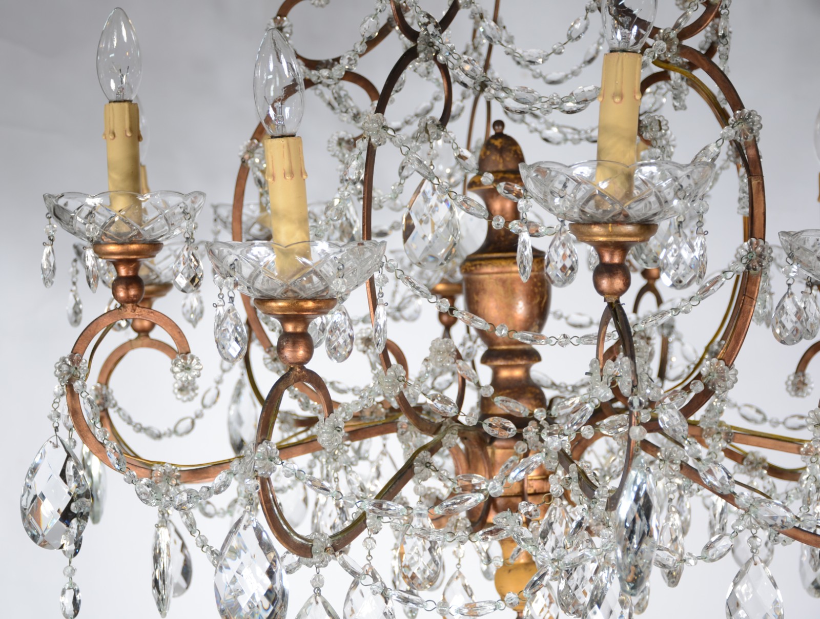 Lustre de cristal para 10 luzes com estrutura de metal dourado... - foto 3 de 6