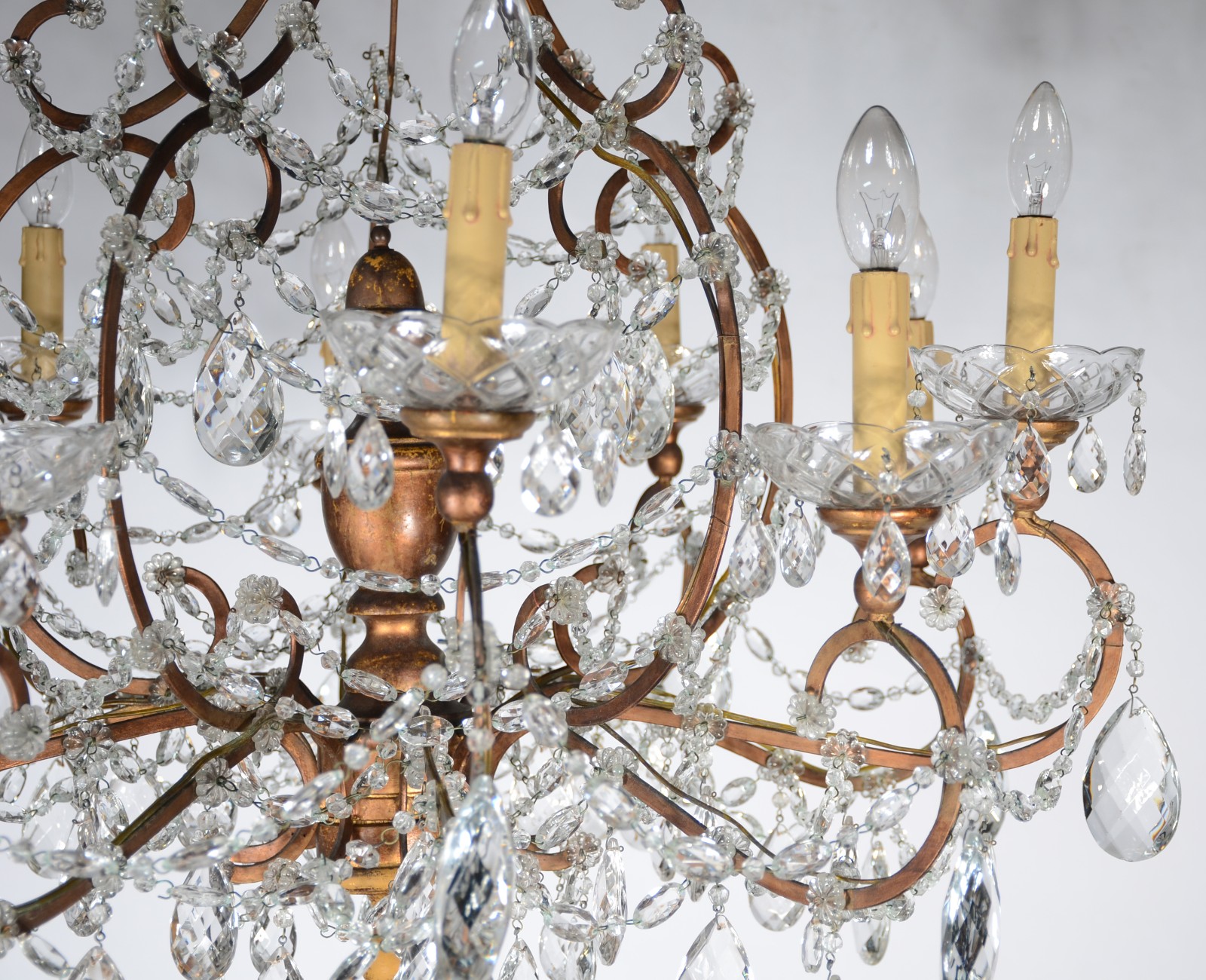 Lustre de cristal para 10 luzes com estrutura de metal dourado... - foto 4 de 6