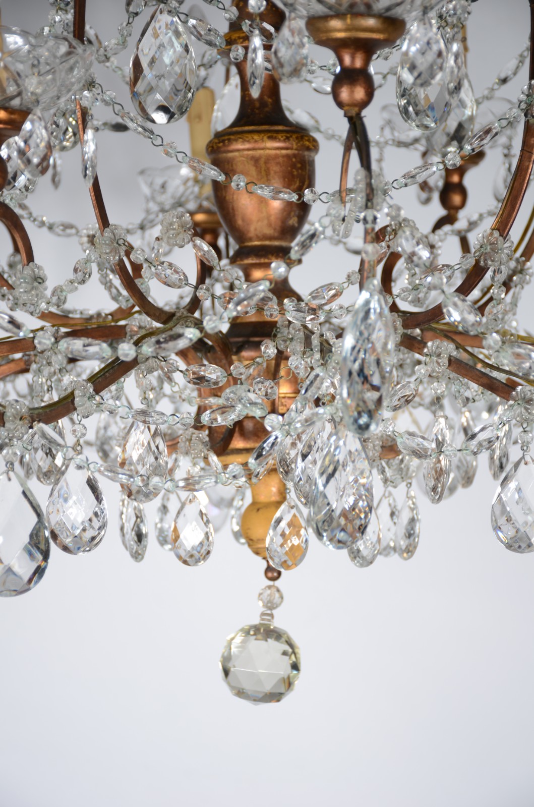 Lustre de cristal para 10 luzes com estrutura de metal dourado... - foto 6 de 6