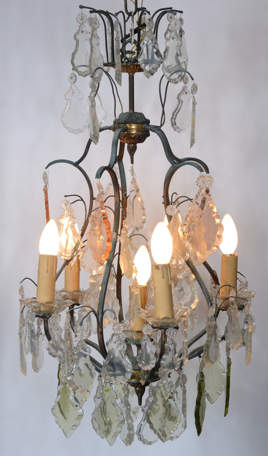 Lustre para 6 luzes com armação de metal e placas de cristal lapidado. - foto 1 de 9