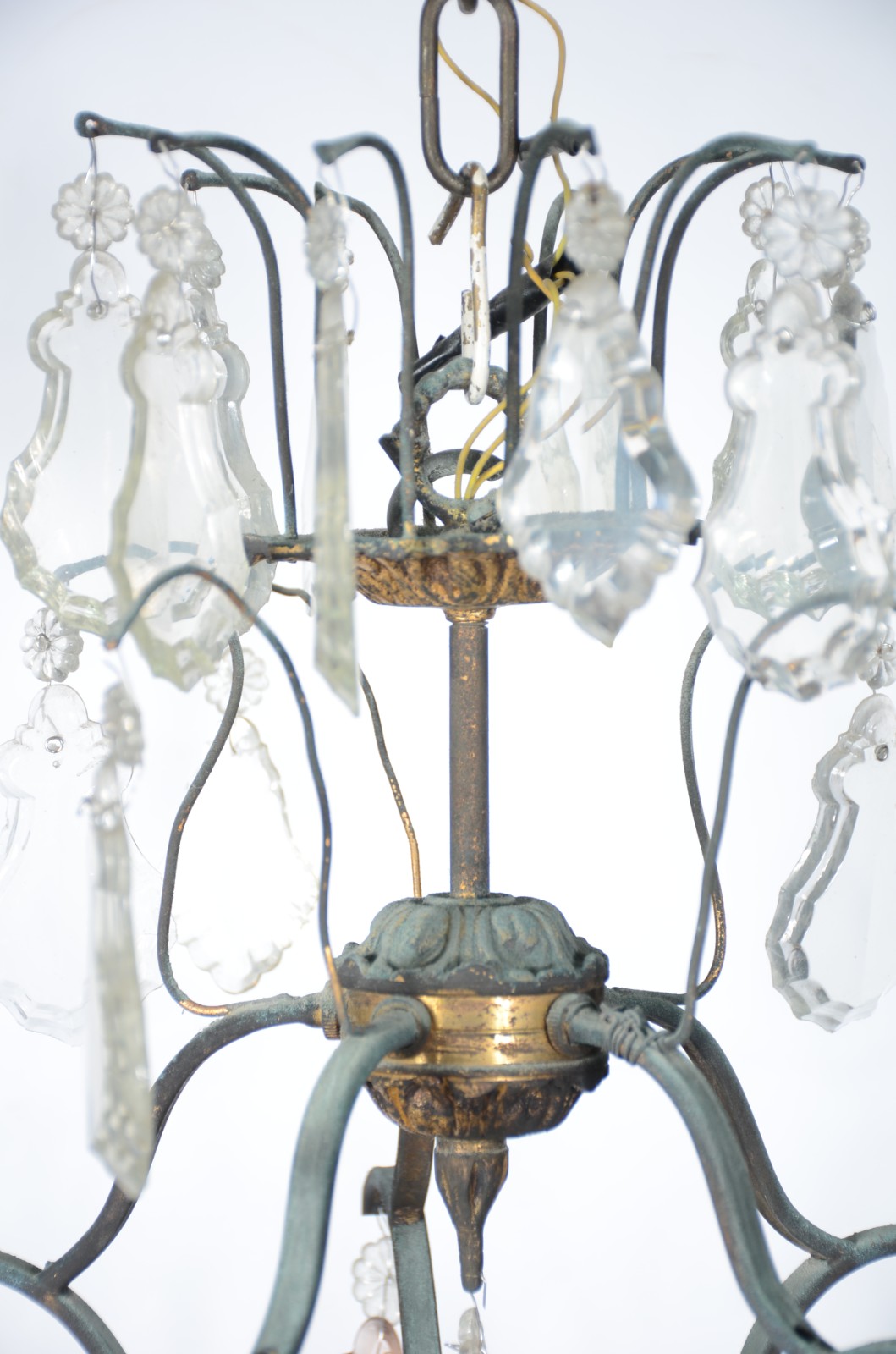 Lustre para 6 luzes com armação de metal e placas de cristal lapidado. - foto 6 de 9