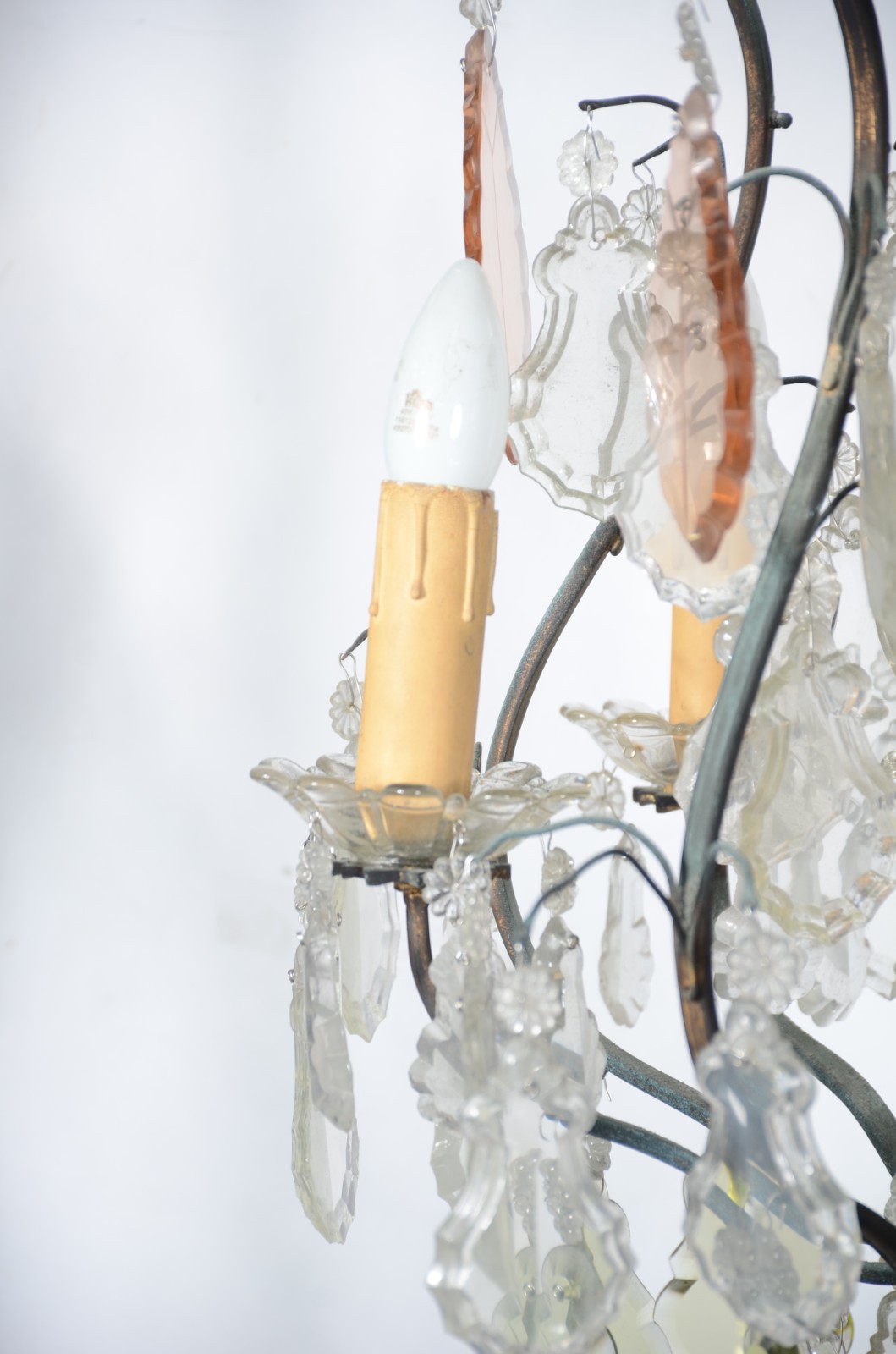 Lustre para 6 luzes com armação de metal e placas de cristal lapidado. - foto 5 de 9