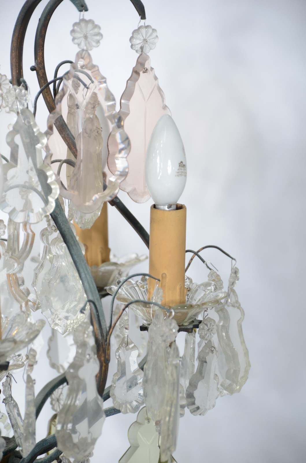 Lustre para 6 luzes com armação de metal e placas de cristal lapidado. - foto 4 de 9