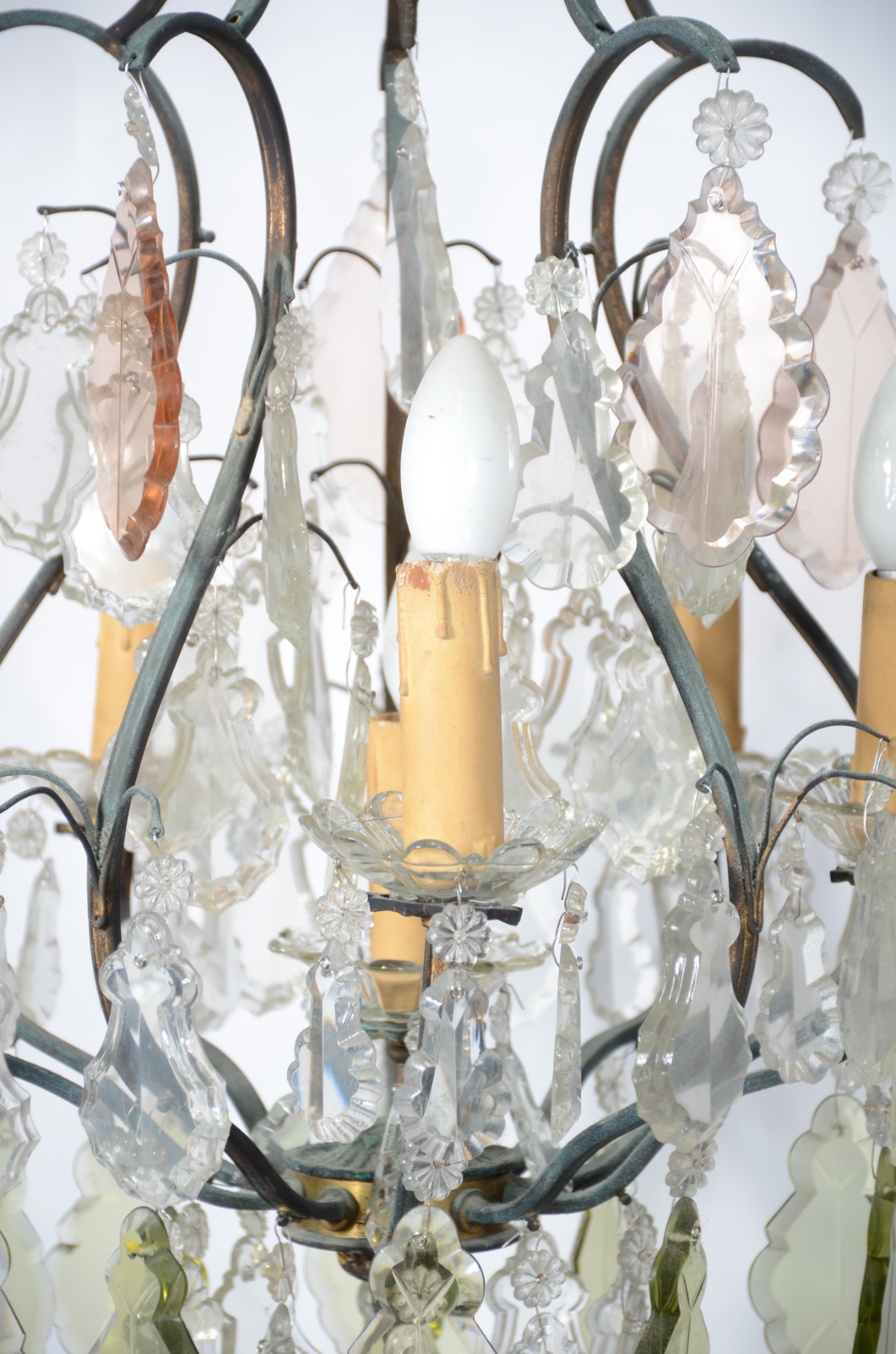Lustre para 6 luzes com armação de metal e placas de cristal lapidado. - foto 3 de 9