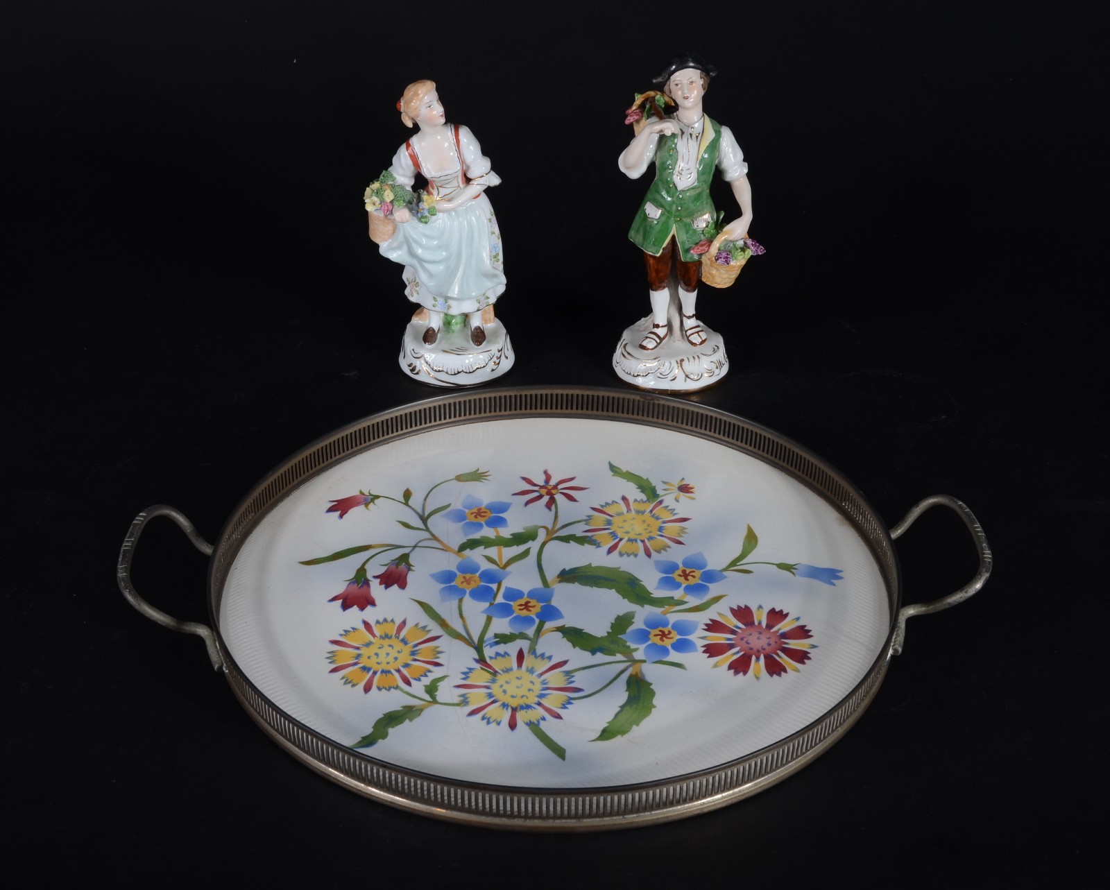 Duas esculturas de porcelana policromada representando casal de... - foto 1 de 11