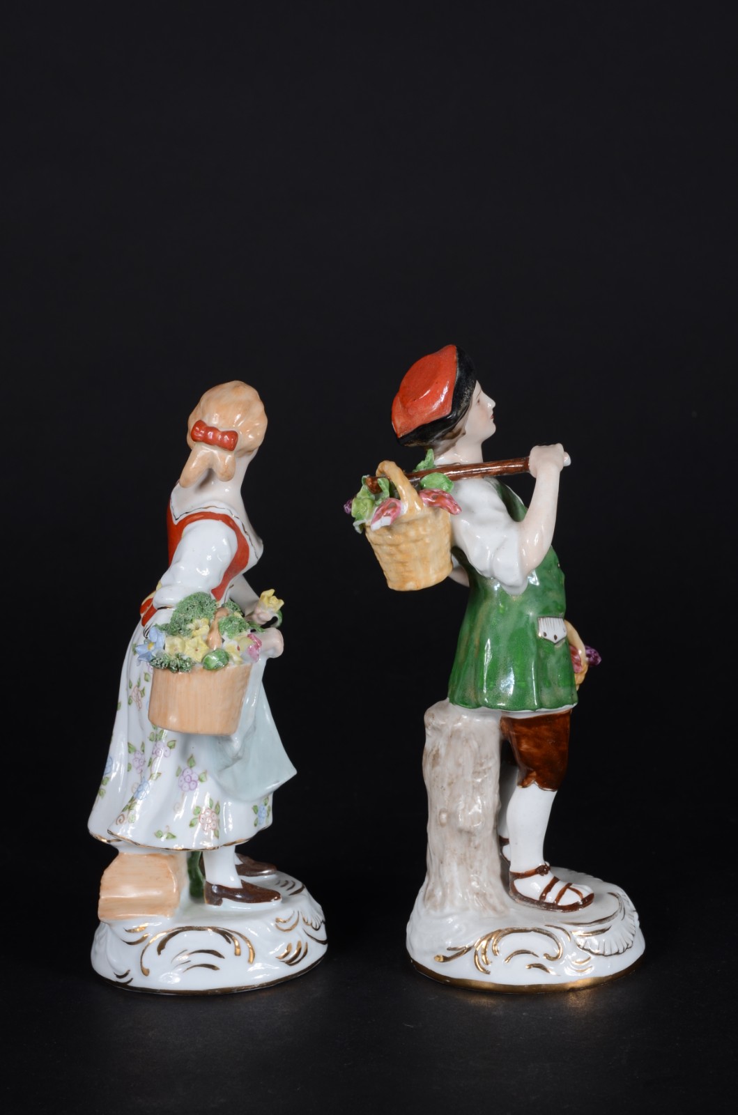 Duas esculturas de porcelana policromada representando casal de... - foto 5 de 11