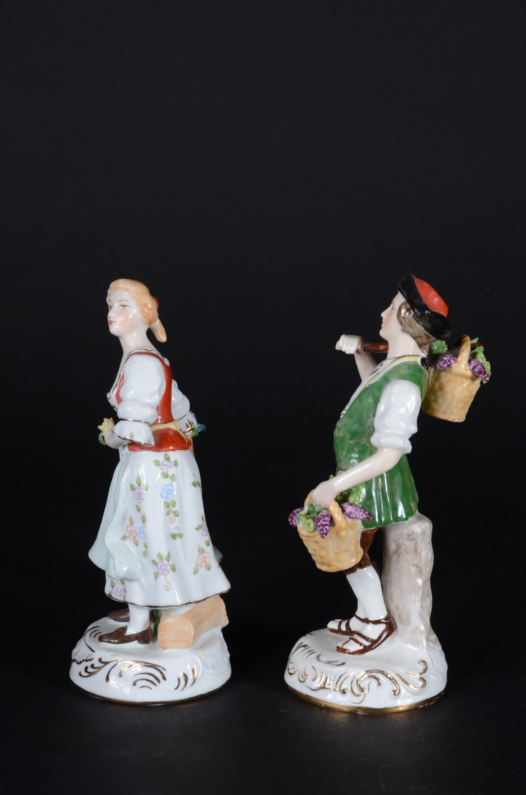 Duas esculturas de porcelana policromada representando casal de... - foto 6 de 11