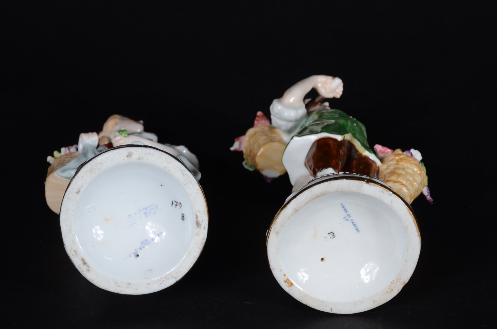Duas esculturas de porcelana policromada representando casal de... - foto 7 de 11